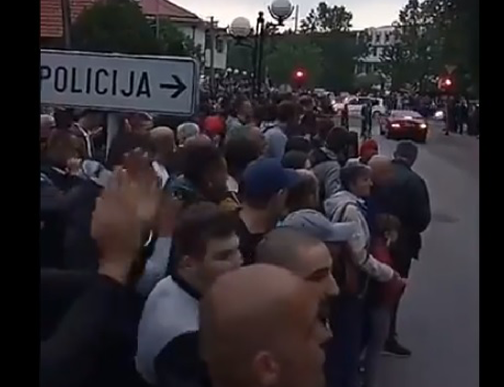 Skup ispred Centra bezbednosti u Nikšiću, policija spremna za razbijanje demonstracija (VIDEO)